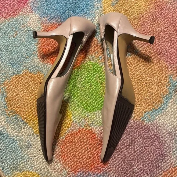 Elegant Blush Pink Pointed Toe Heels - Picture 4 of 7